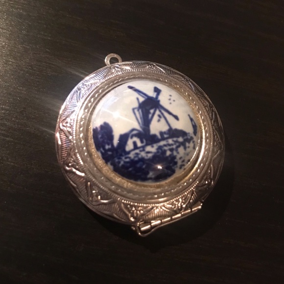 π³π± Beautiful Delft Blue Hand Painted Locket - Picture 2 of 4